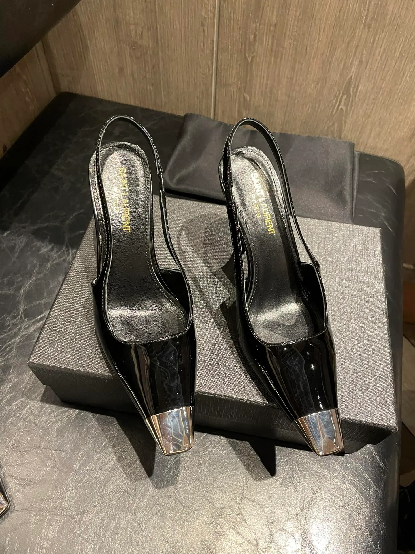 👟👟Ex-factory price 480👟👟 Women's Shoes Women's Clothes Women's Shoes Women's Clothes 22 Spring and Summer SAINT LAURENT [color] [Color] YSL Ves👟👟Ex-factory price 480, one of the goddess series, popular goddess high heels, [Firecracker] [Firecracker] new elements full of personality, small square toe metal toe caps in different colors, so beautiful! The perfect combination of fashionable style and cool [Fireworks][Fireworks], the shoe last shape is completely reproduced at 1:1. Fabric: imported black patent leather, black calfskin, two colors. Lining: imported sheepskin. Feet: imported sheepskin. Heel height: 6cm 9cm 35-39 (customized at 34.40.41)